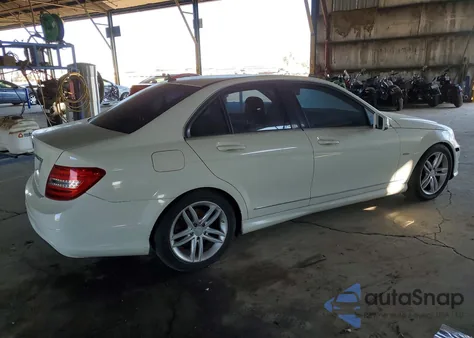 2012 Mercedes-Benz C 250 z USA, uszkodzony, nr VIN WDDGF4HB1CA619897